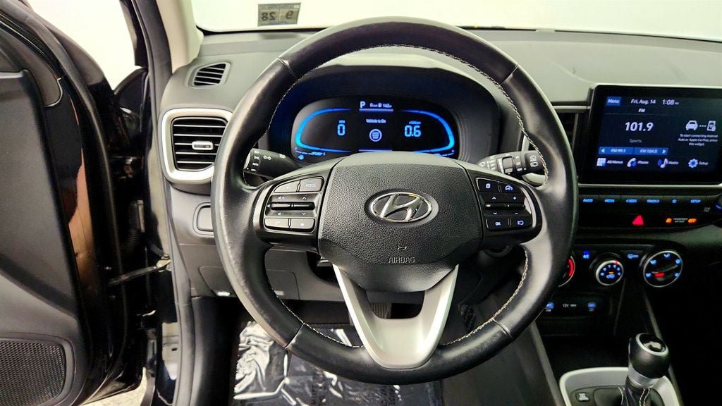 Used 2023 Hyundai Venue FWD image 13
