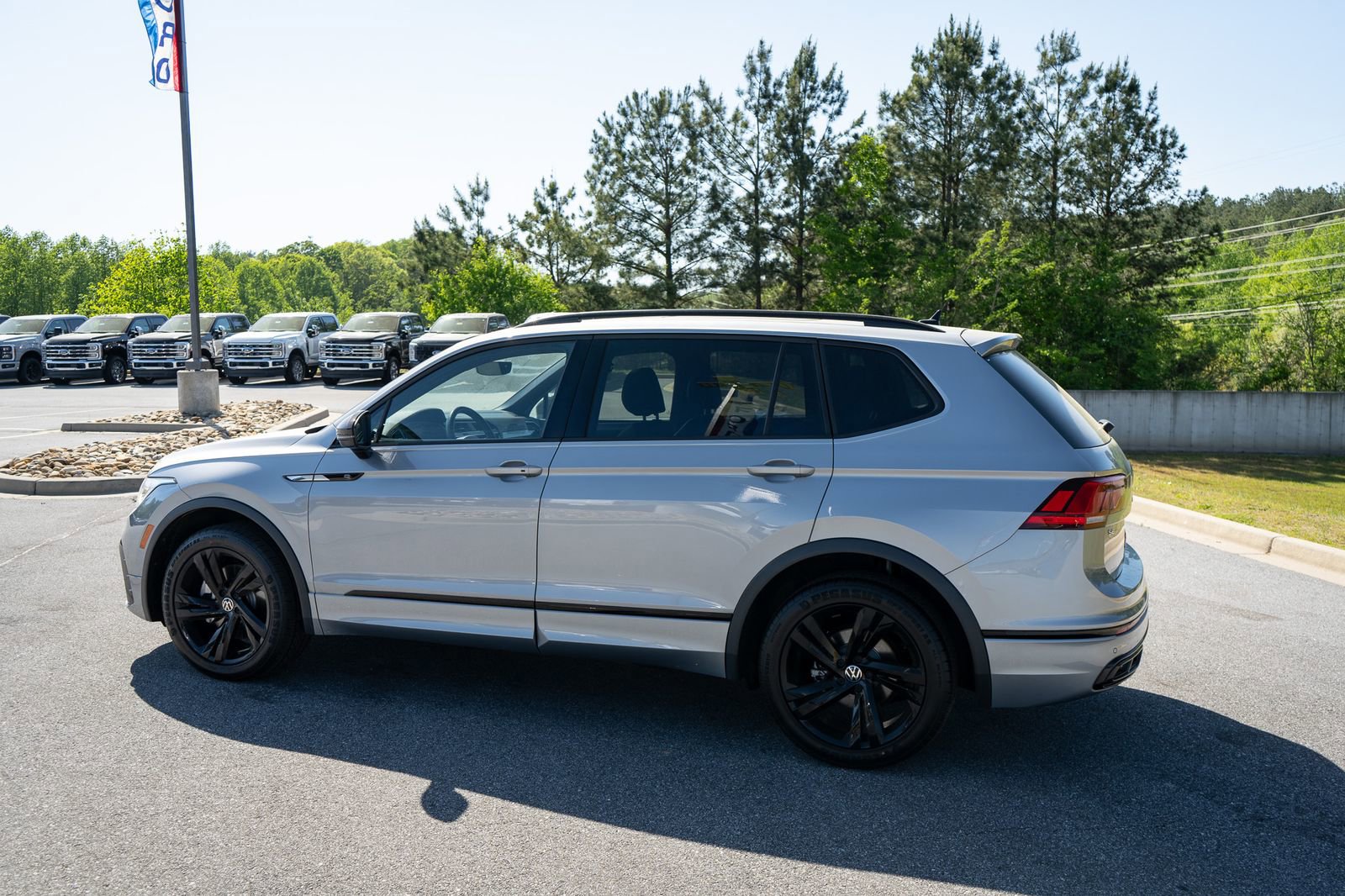 Used 2023 Volkswagen Tiguan SE R-Line FWD image 7