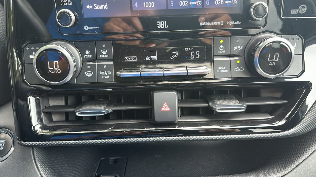 Used 2022 Toyota Highlander XSE FWD image 19