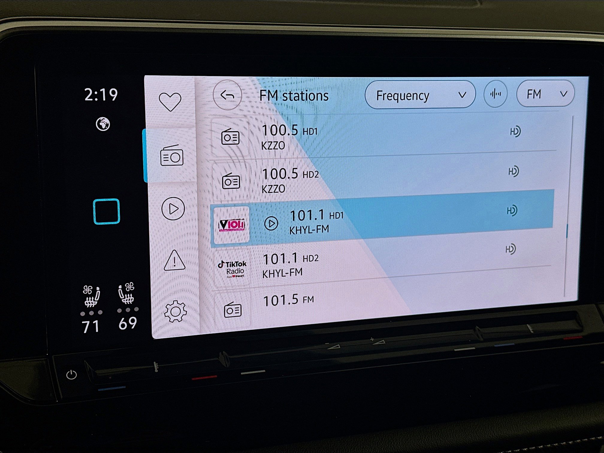 Used 2025 Volkswagen Atlas Cross Sport SE FWD image 21