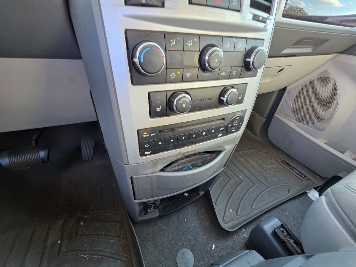 Used 2009 Chrysler Town & Country Touring image 7