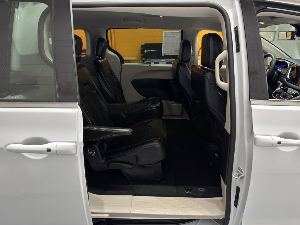 Used 2024 Chrysler Pacifica Touring-L image 20