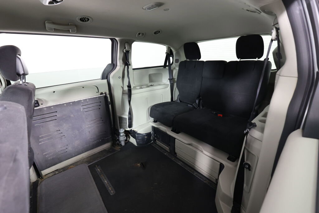 Used 2012 Dodge Grand Caravan SXT image 15