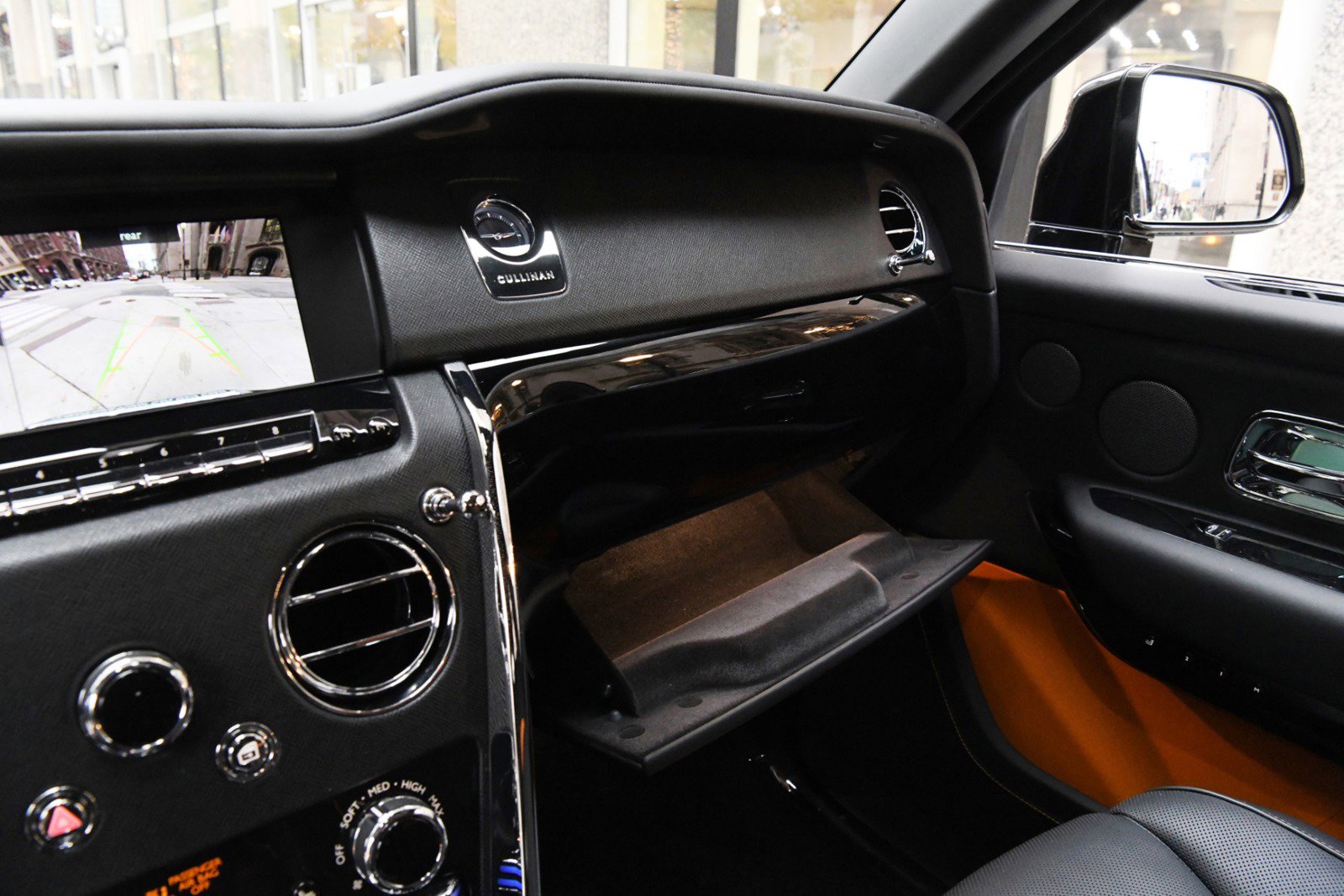 Used 2024 Rolls-Royce Cullinan image 18