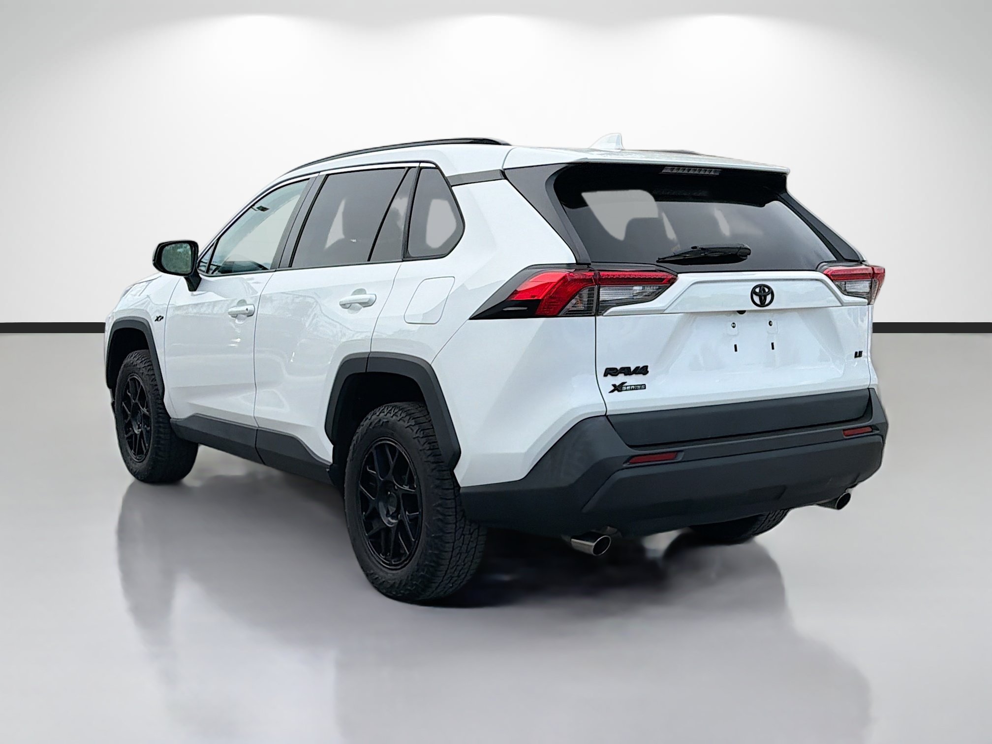 Used 2021 Toyota RAV4 LE FWD image 5