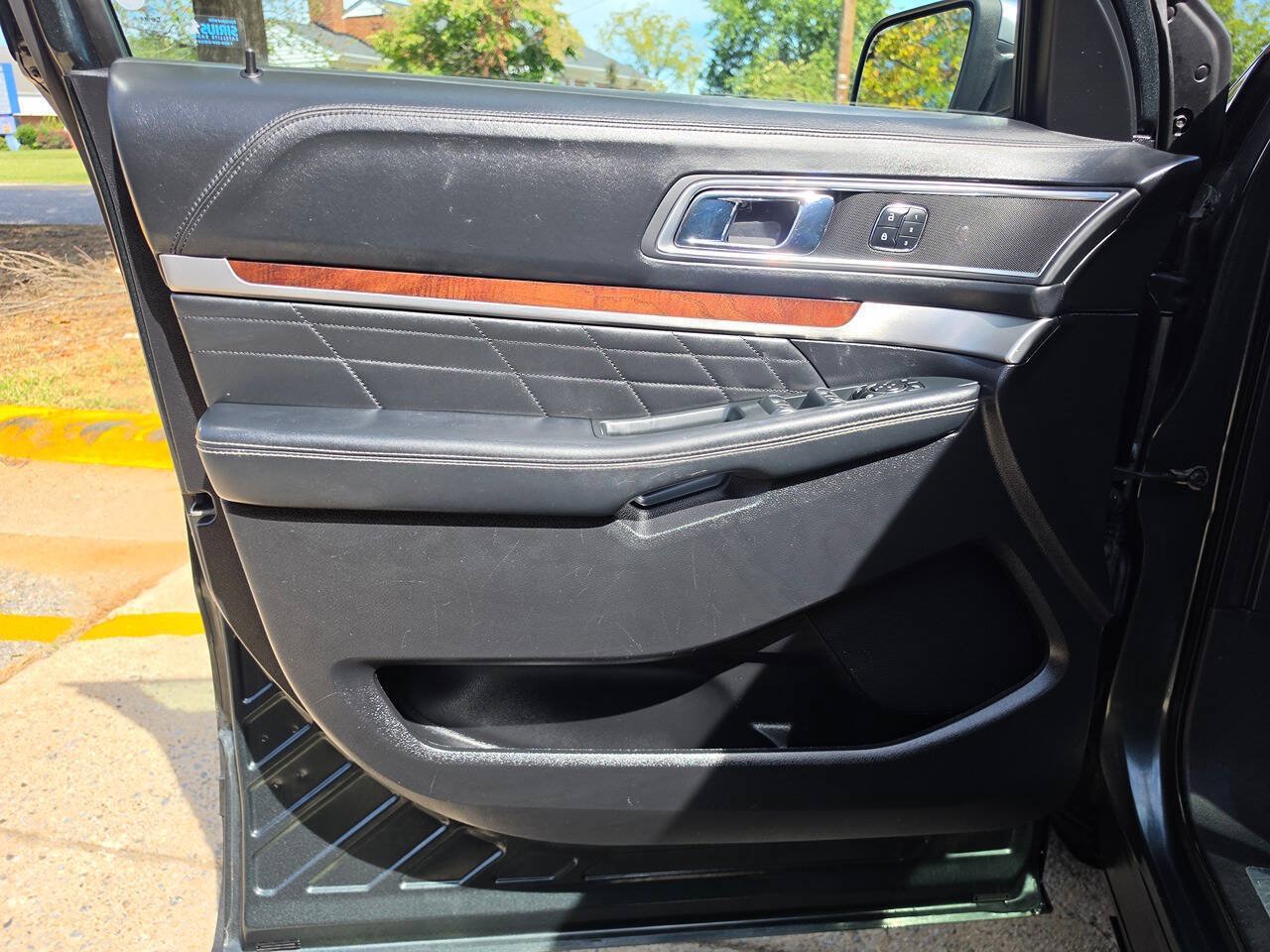Used 2016 Ford Explorer Platinum AWD/4WD image 7