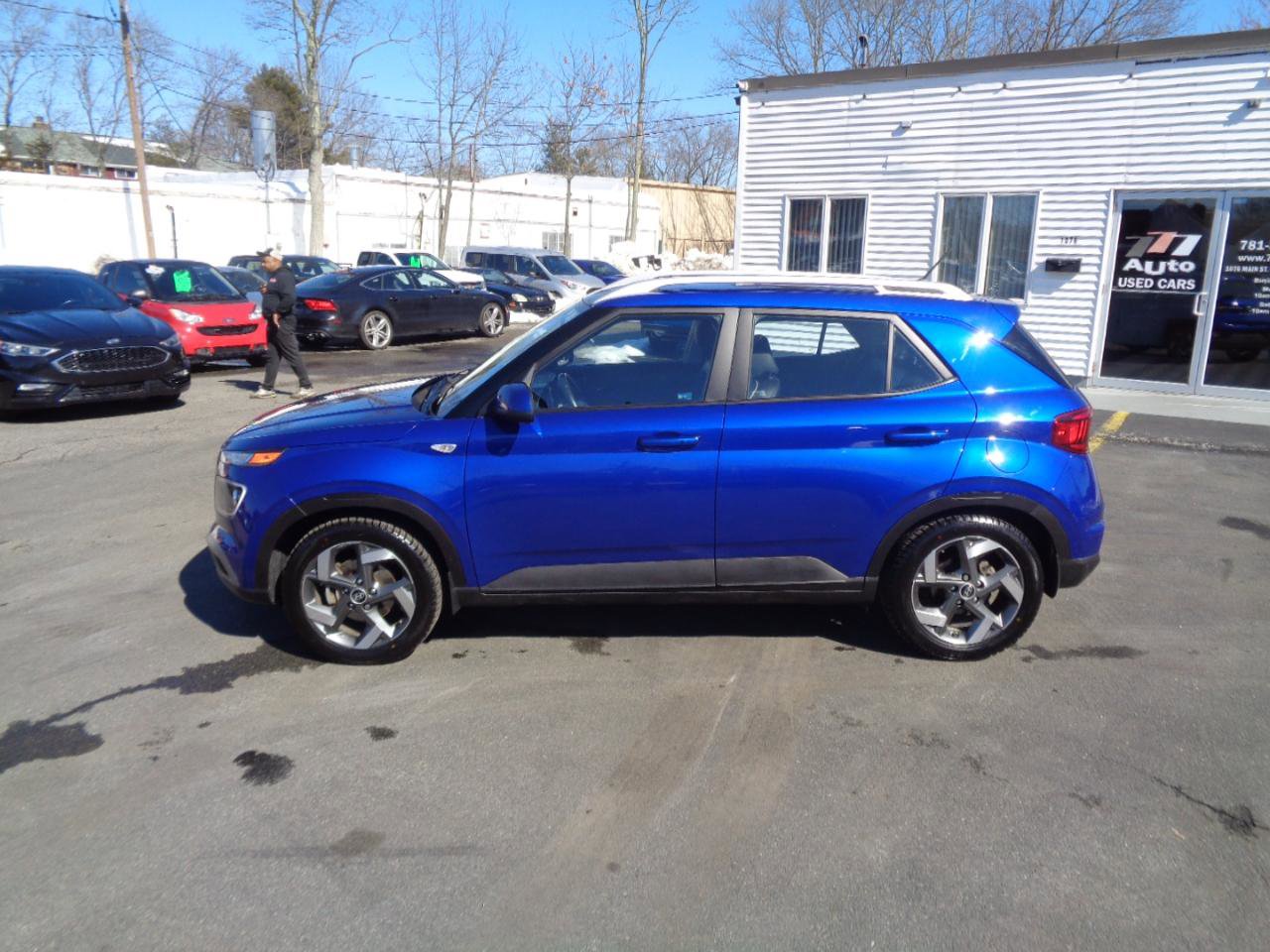 Used 2023 Hyundai Venue Limited image 2