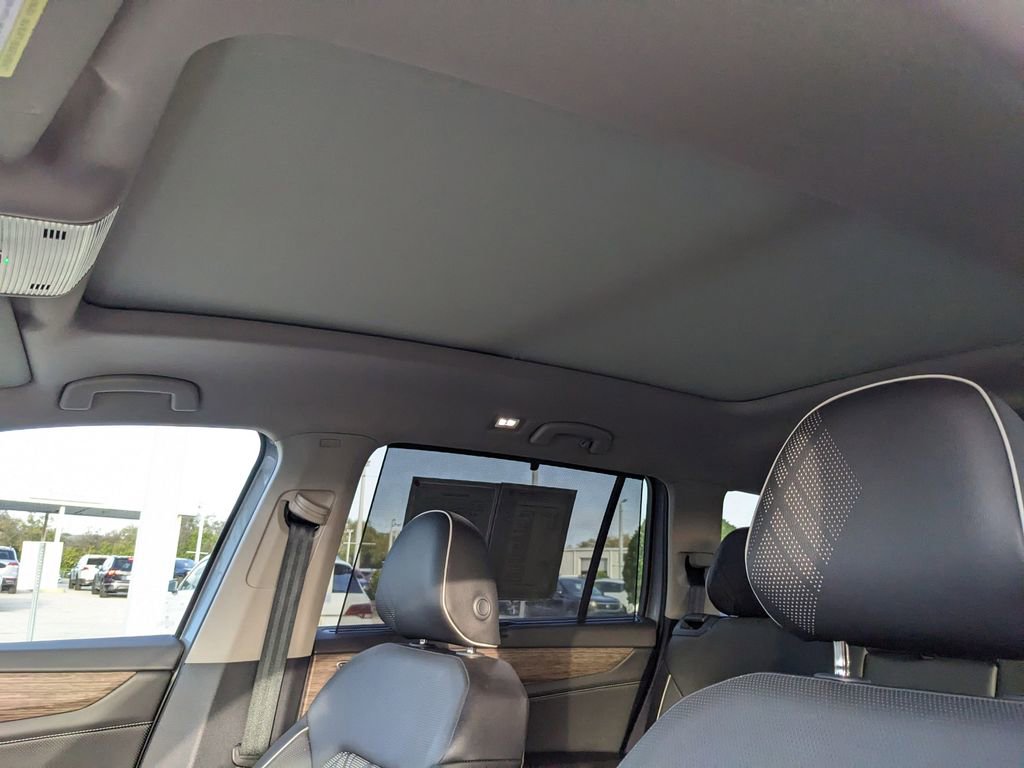 Used 2025 Volkswagen Atlas SEL Premium R-Line image 23