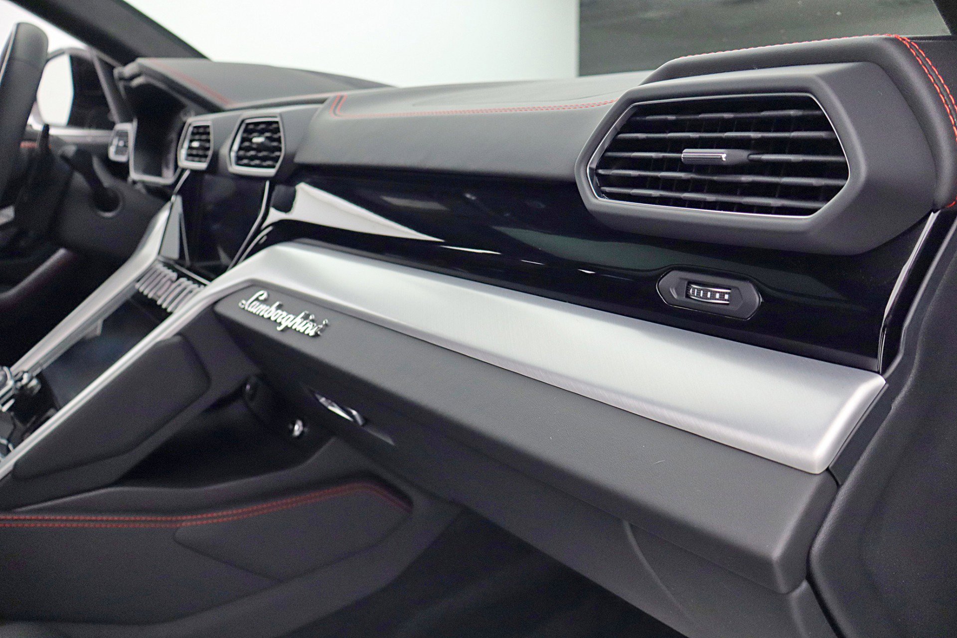 Used 2020 Lamborghini Urus image 36