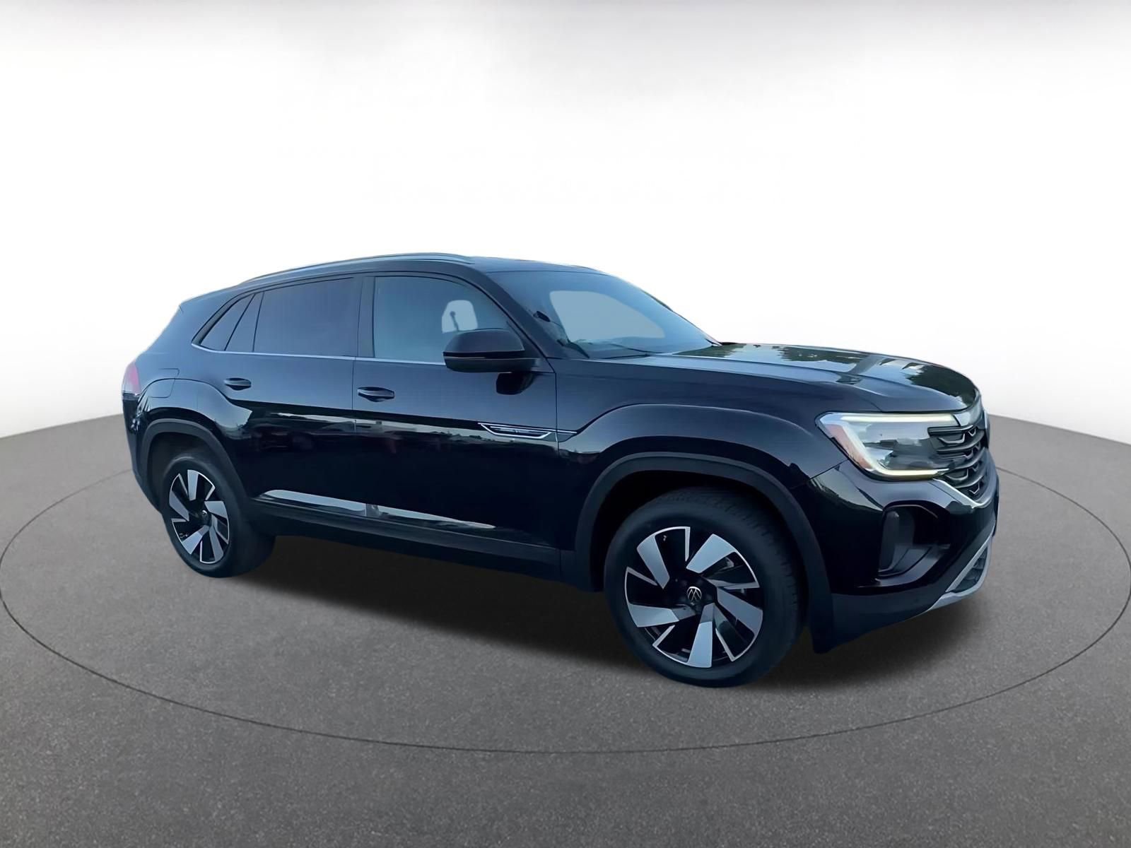 Used 2025 Volkswagen Atlas Cross Sport SE image 2