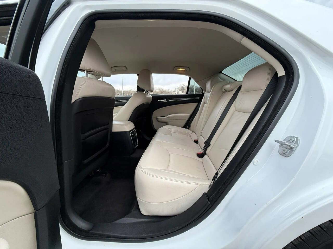 Used 2017 Chrysler 300 Limited image 9