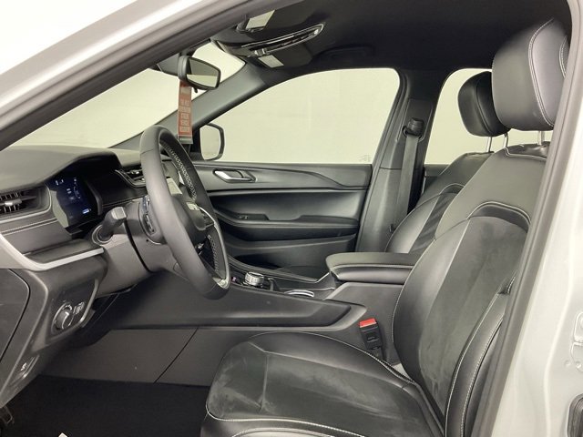 Used 2024 Jeep Grand Cherokee Altitude image 13