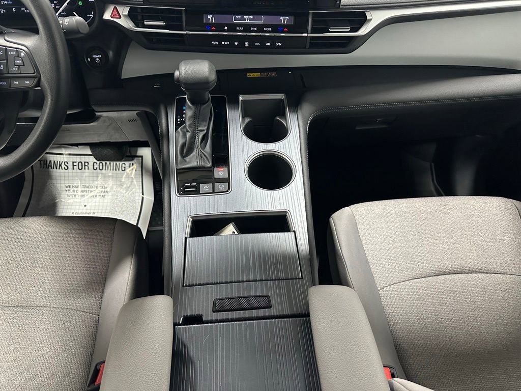 Used 2025 Toyota Sienna LE FWD image 38