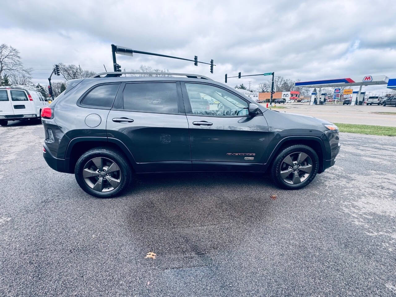 Used 2016 Jeep Cherokee 75th Anniversary image 9