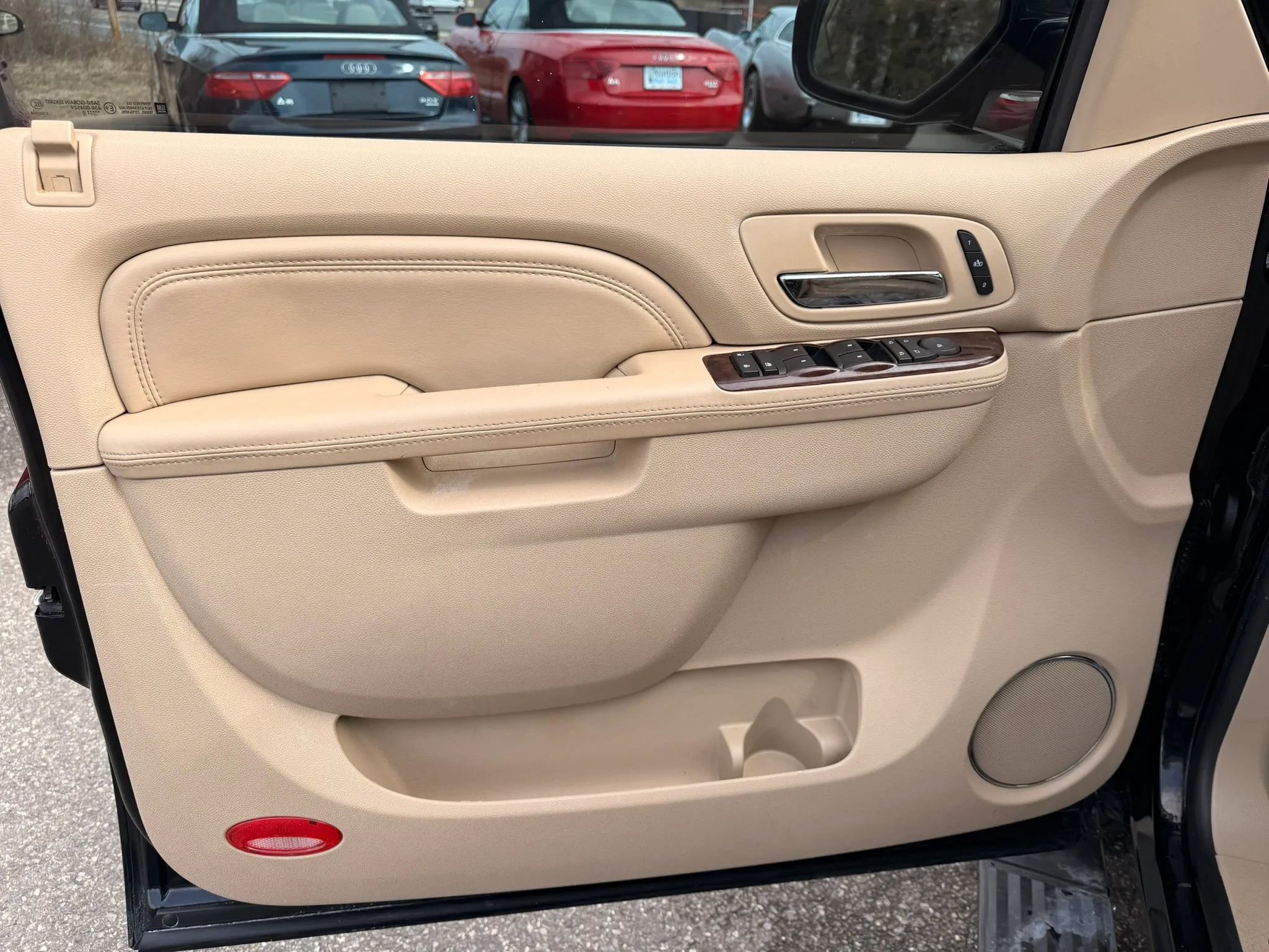 Used 2010 Cadillac Escalade Premium image 14