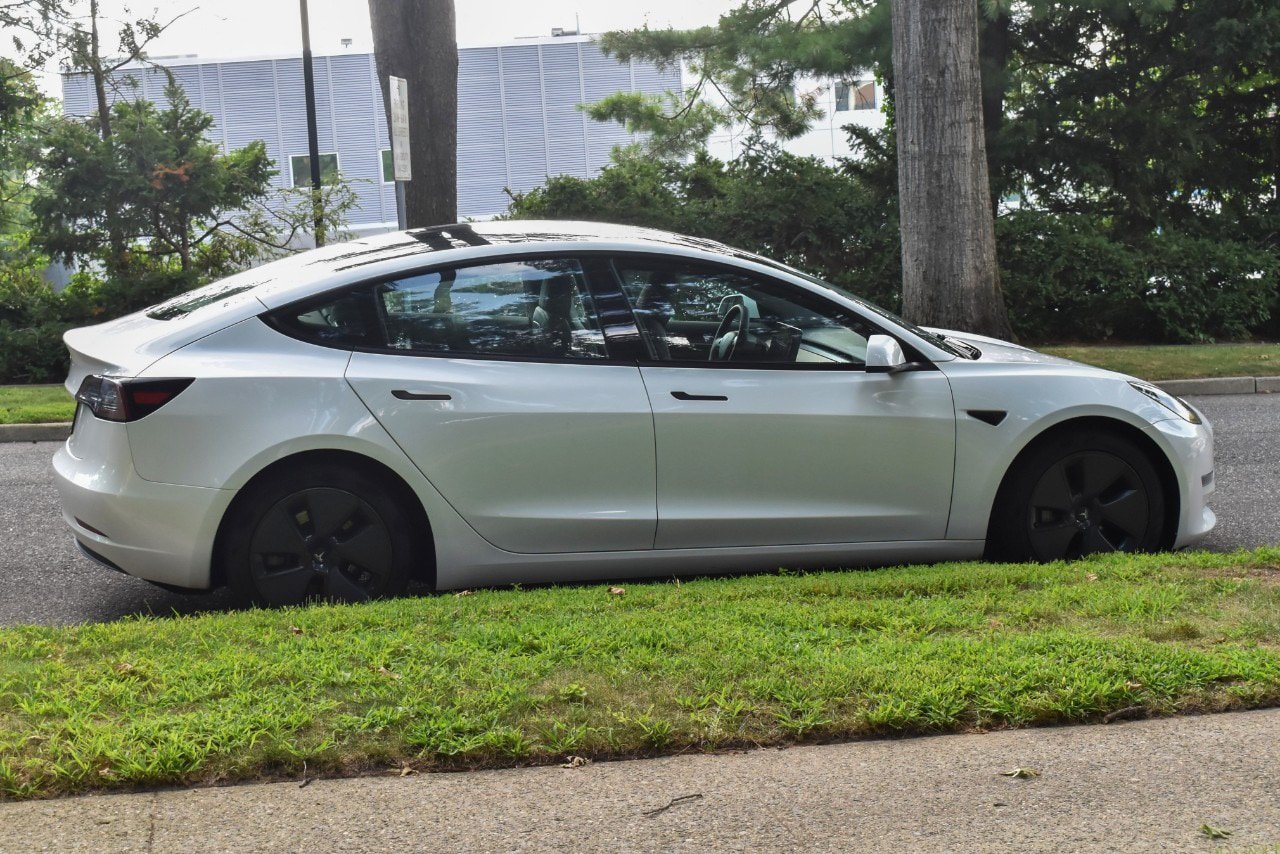 Used 2023 Tesla Model 3 Standard Range RWD image 9