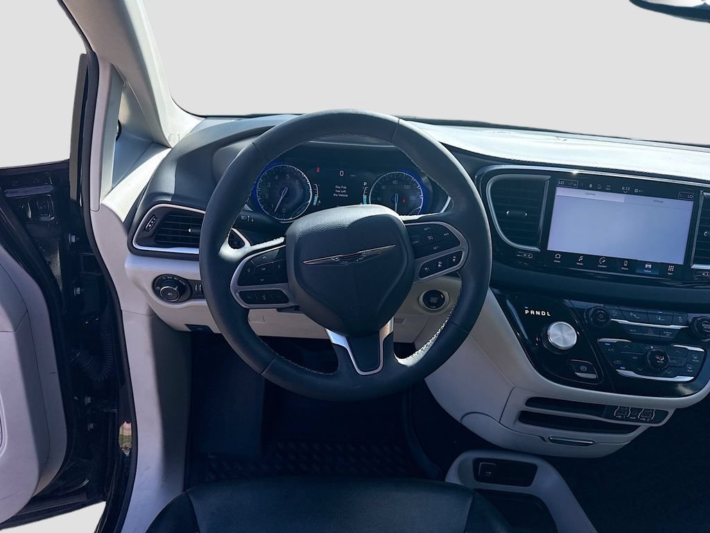Used 2024 Chrysler Pacifica Touring-L FWD image 21