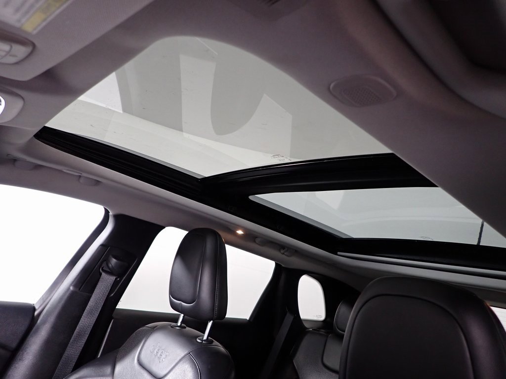 Used 2019 Jeep Cherokee Limited w/ Technology Group image 6