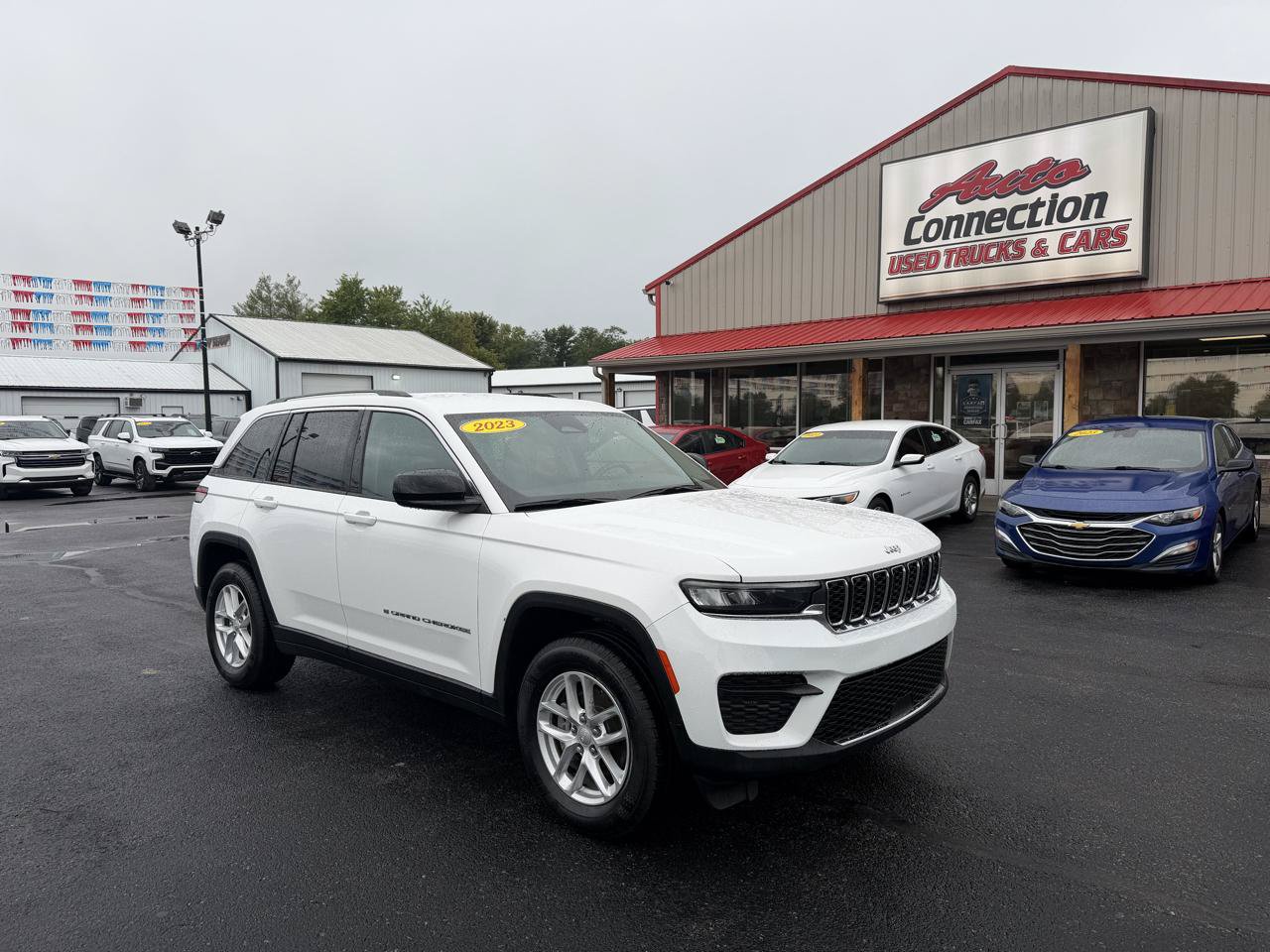 Used 2023 Jeep Grand Cherokee Laredo w/ Trailer Tow Prep Group (B) AWD/4WD image 1