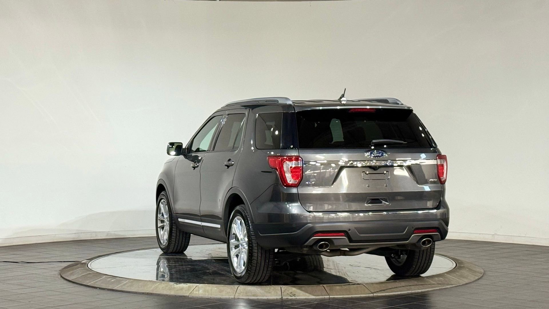 Used 2018 Ford Explorer XLT w/ Equipment Group 201A image 7