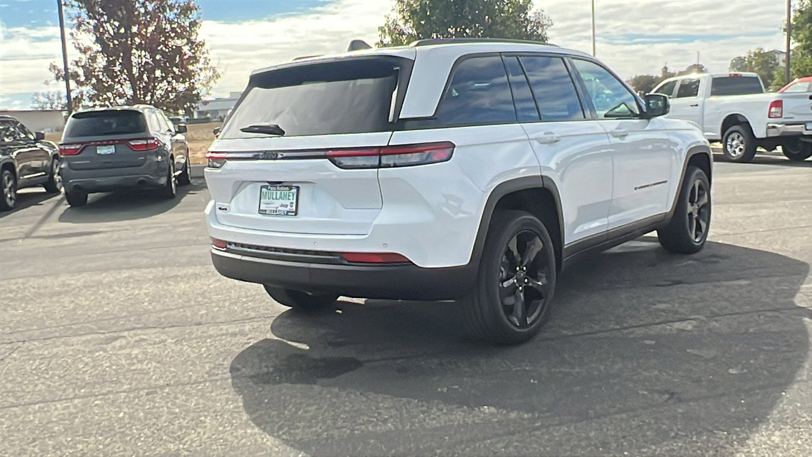 New 2025 Jeep Grand Cherokee Altitude image 3