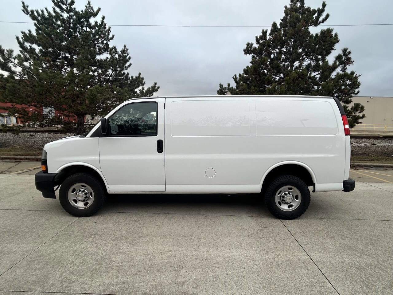 Used 2022 Chevrolet Express 2500 image 3