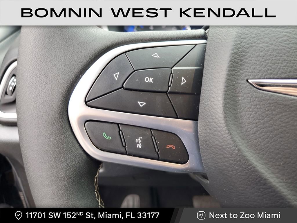 Used 2025 Chrysler Pacifica Select image 30