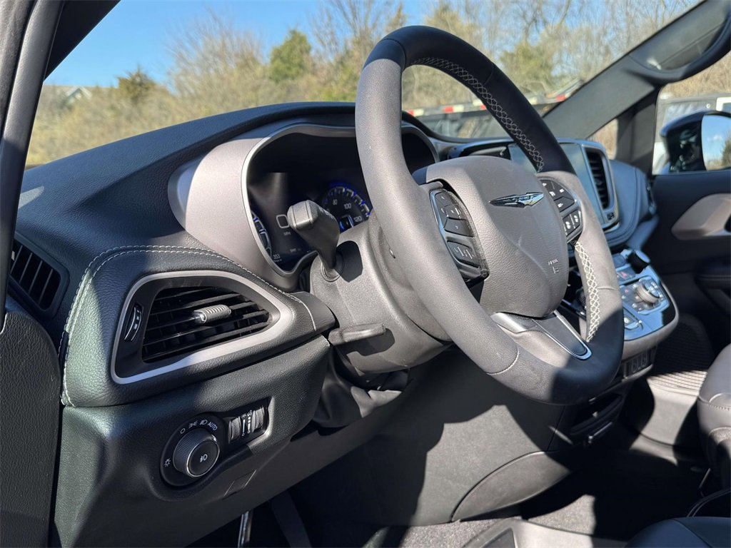 Used 2025 Chrysler Pacifica Select image 2