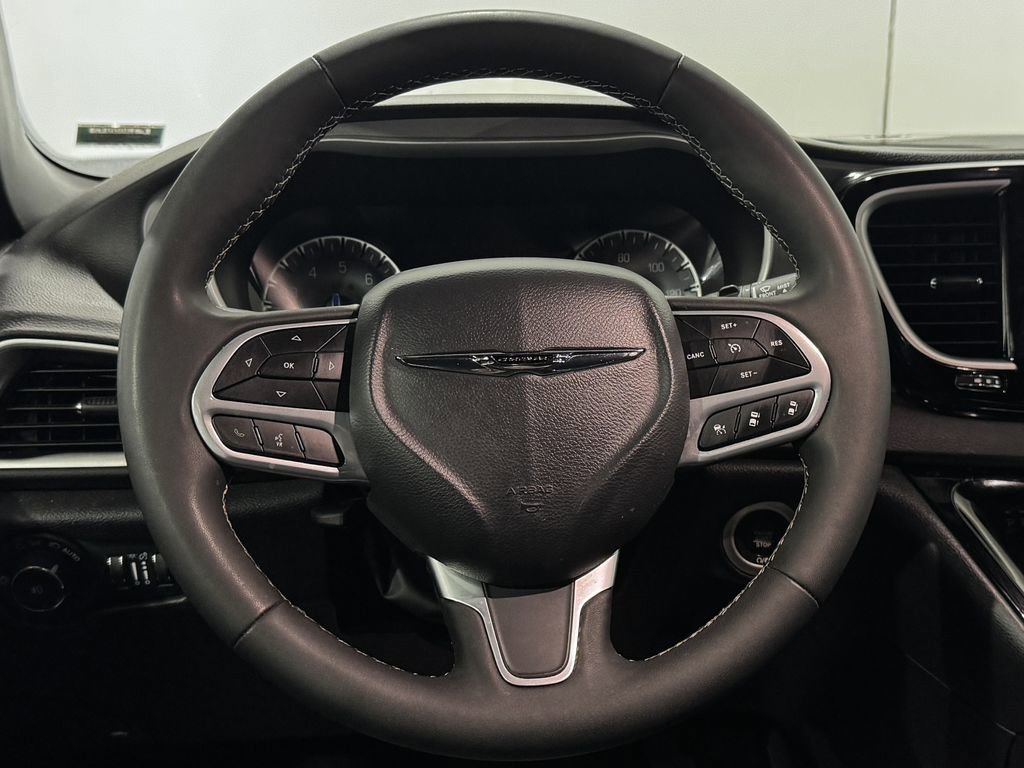 Used 2025 Chrysler Pacifica Select FWD image 4