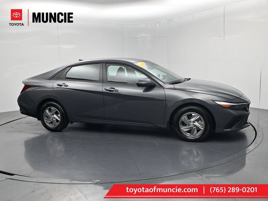 Used 2025 Hyundai Elantra SE FWD image 1