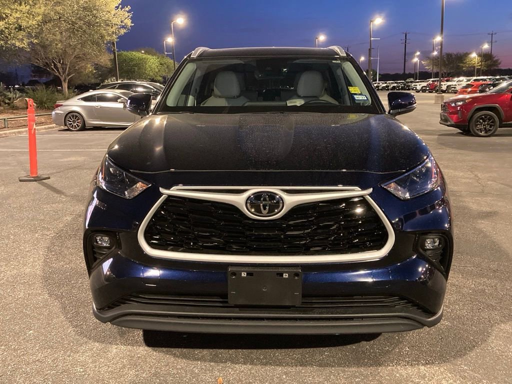 Certified 2025 Toyota Highlander XLE image 2