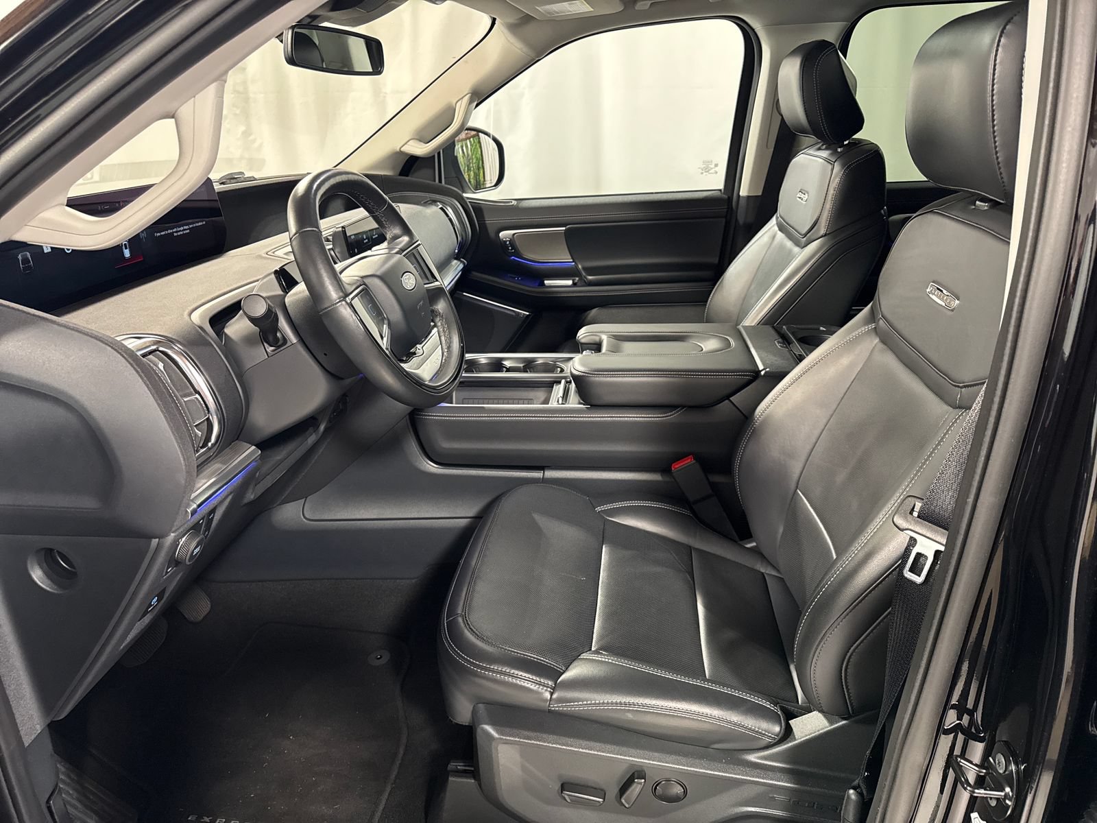 Used 2025 Ford Expedition Platinum AWD/4WD image 3
