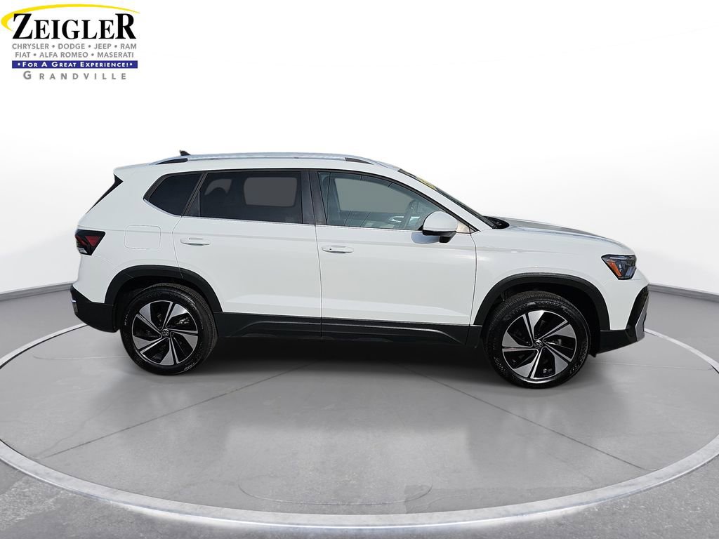 Used 2025 Volkswagen Taos SE AWD/4WD image 4