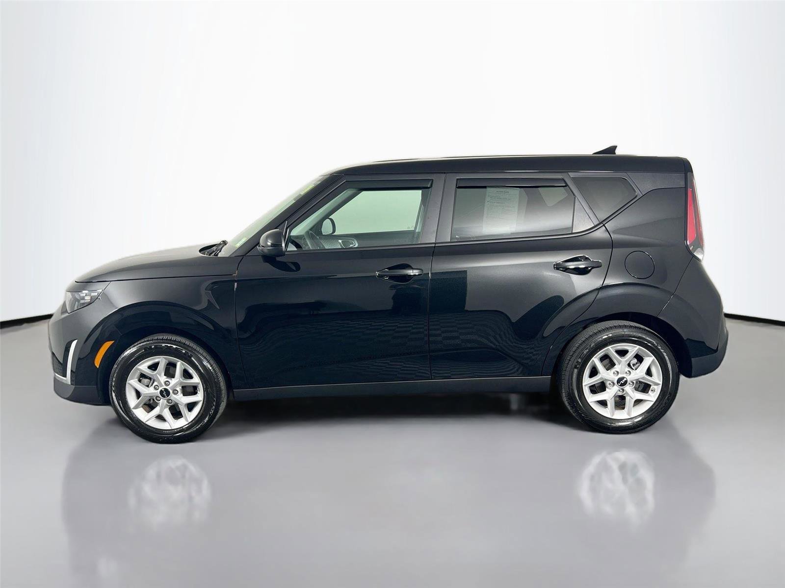 Used 2025 Kia Soul LX w/ LX Technology Package FWD image 3