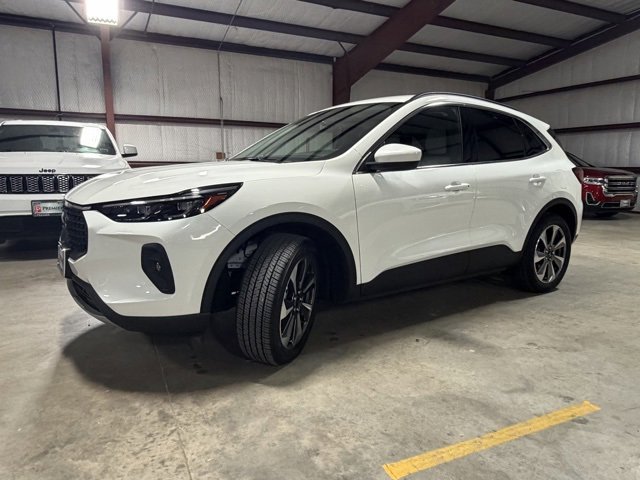 Used 2025 Ford Escape Platinum w/ Class II Trailer Tow Package image 4