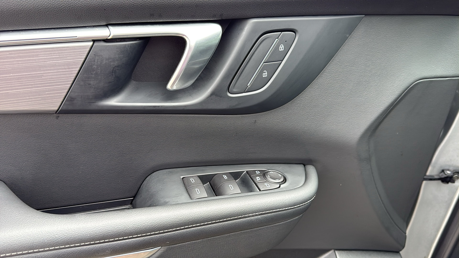 Used 2025 Buick Enclave Preferred AWD/4WD image 11