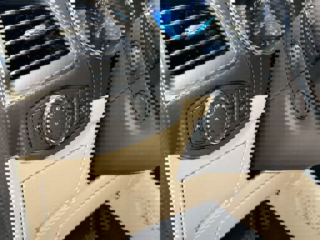 Used 2019 Ford Edge Titanium image 37