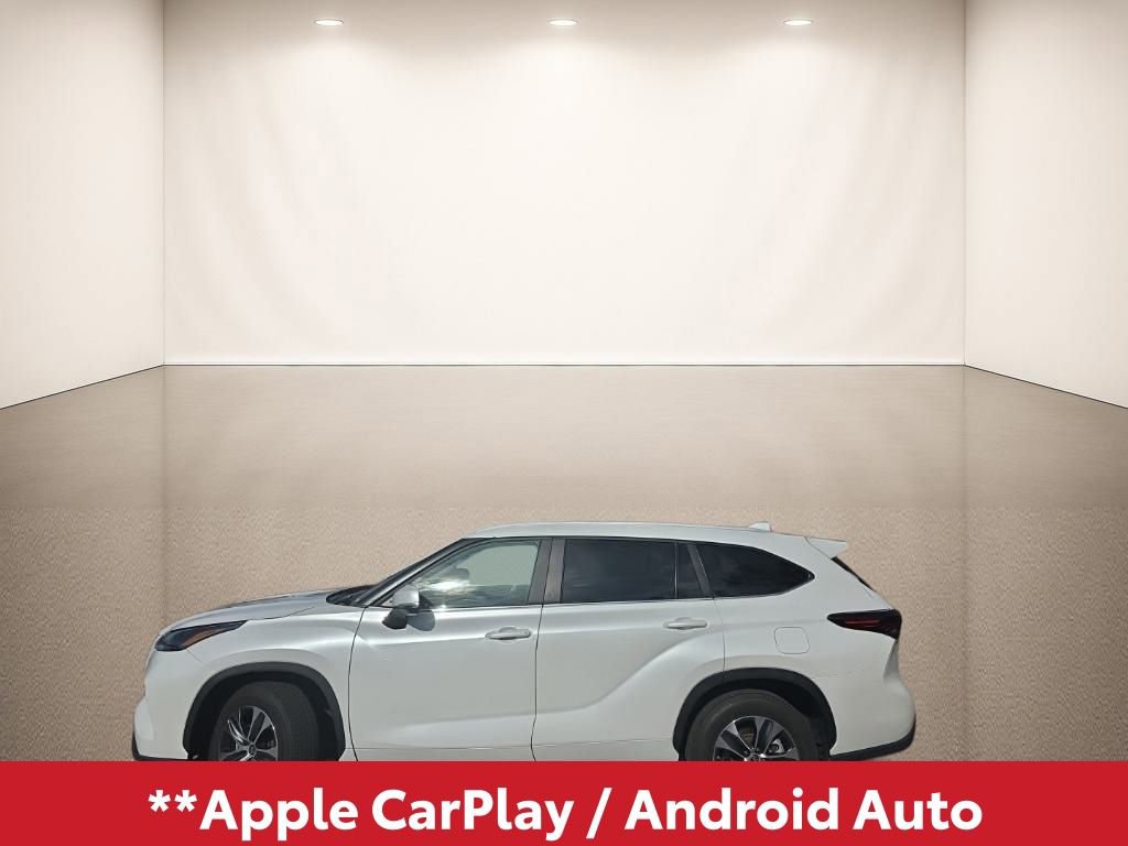 Used 2024 Toyota Highlander XLE image 3