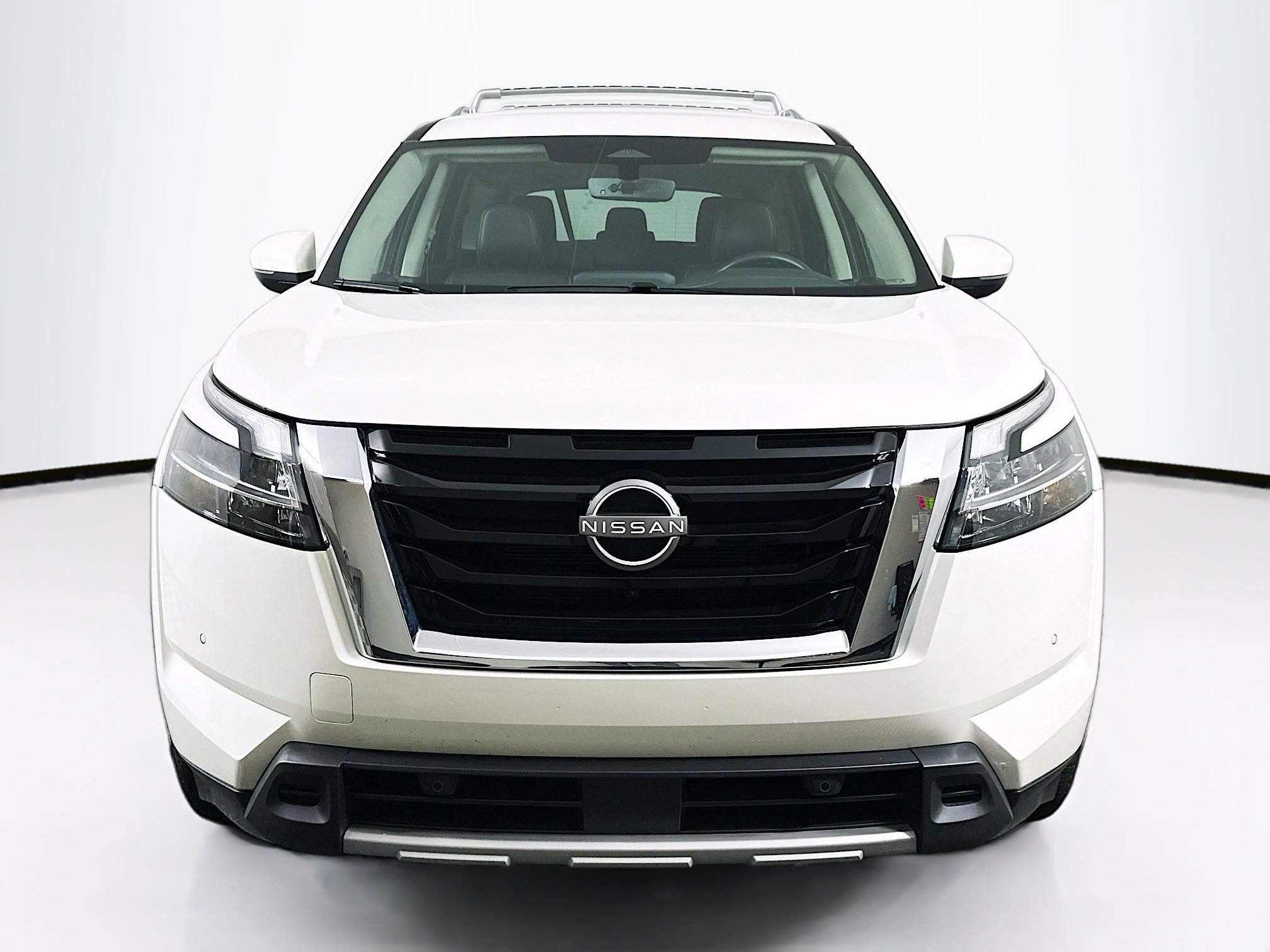 Used 2024 Nissan Pathfinder SL image 2