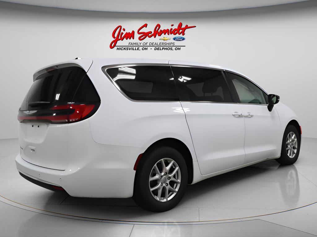 Used 2025 Chrysler Pacifica Select FWD image 5