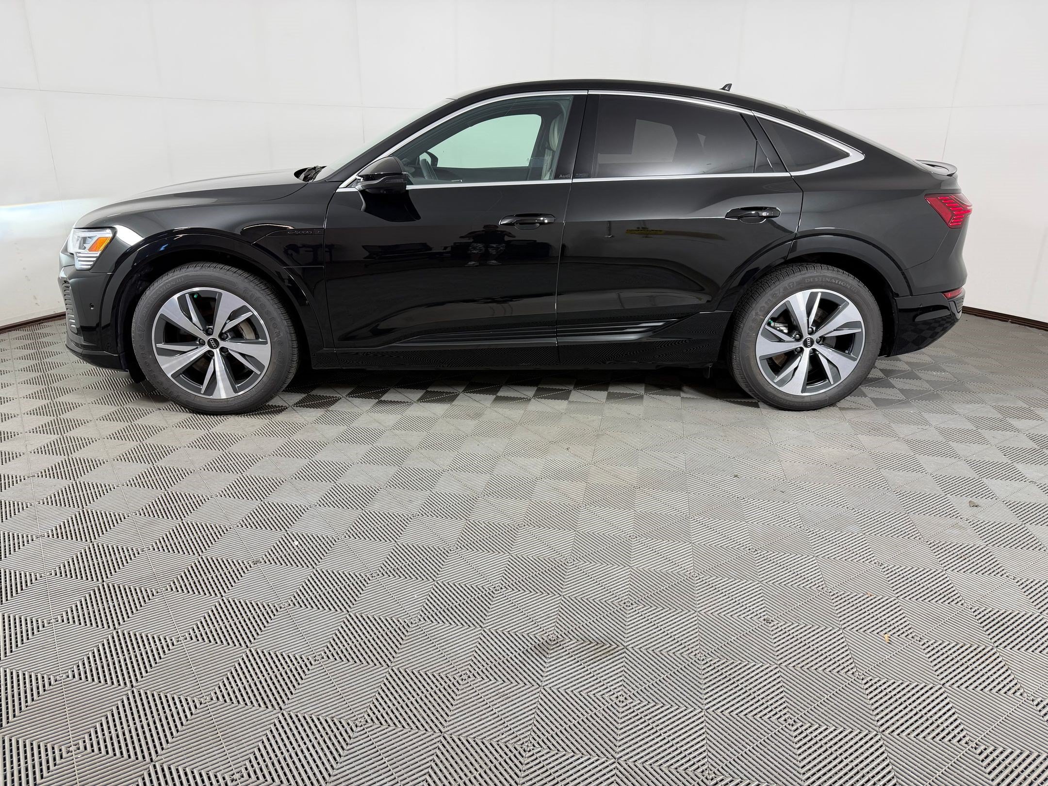 Certified 2024 Audi Q8 e-tron Premium Plus AWD/4WD image 2