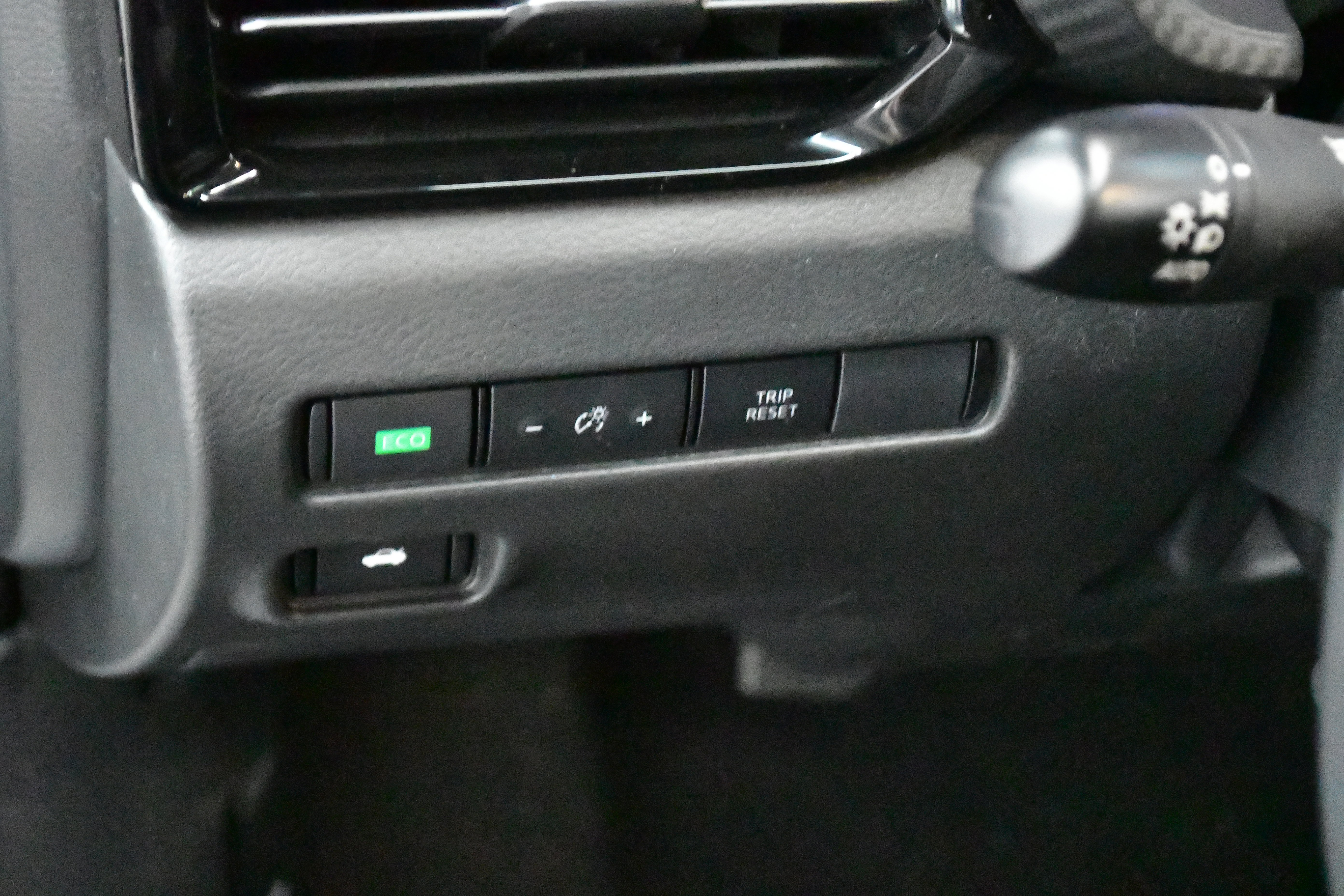Used 2025 Nissan Sentra SR w/ SR Premium Package image 14
