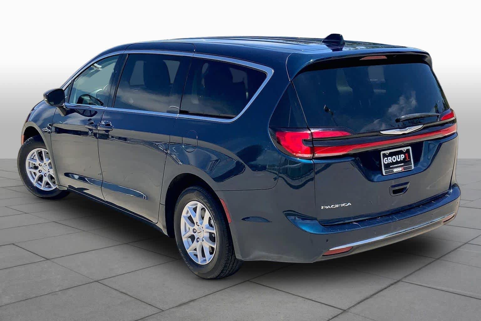 Used 2023 Chrysler Pacifica Touring-L FWD image 12