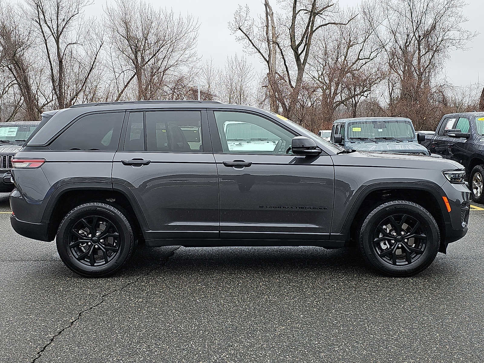 Used 2025 Jeep Grand Cherokee Altitude AWD/4WD image 7