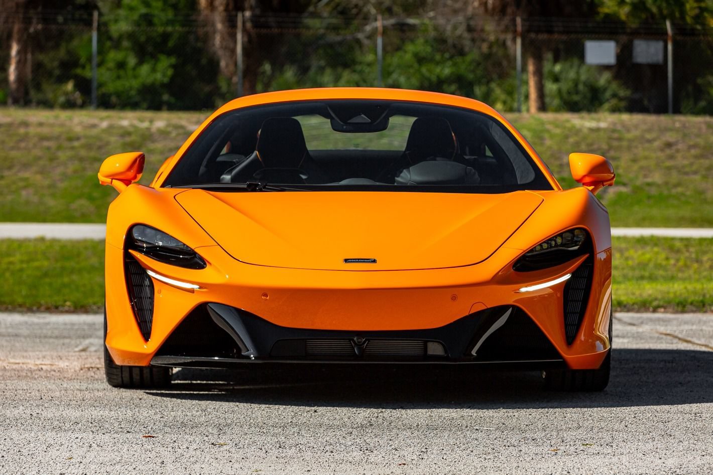 Used 2024 McLaren Artura RWD image 15