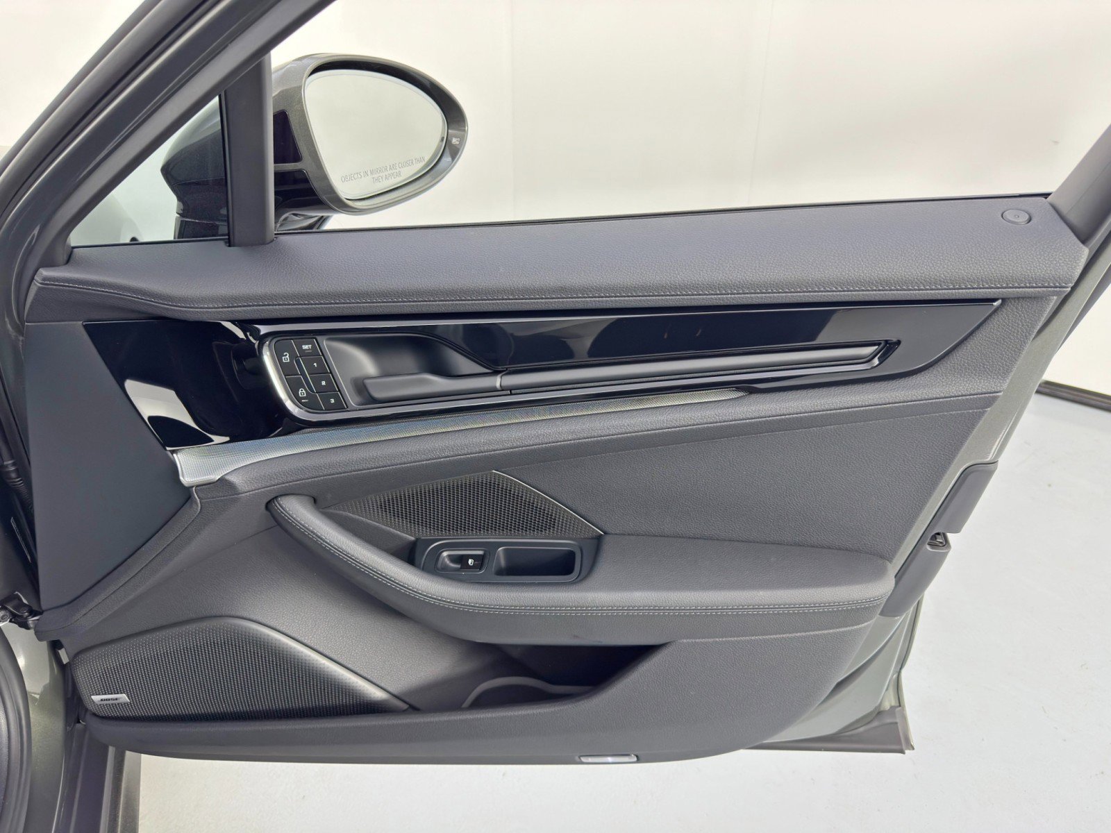 Used 2025 Porsche Panamera w/ Premium Package image 44