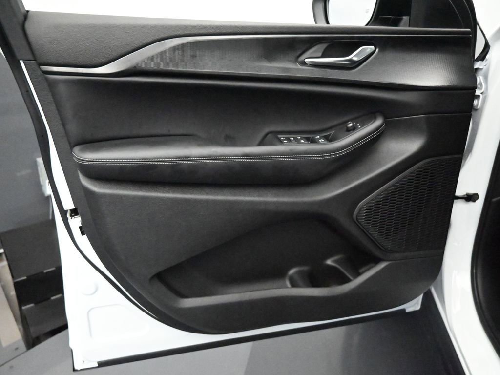 Used 2024 Jeep Grand Cherokee L Laredo w/ Luxury Tech Group I image 27