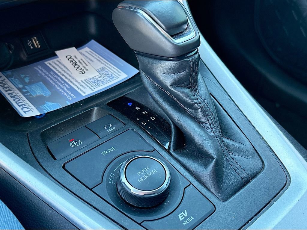 Used 2023 Toyota RAV4 SE image 16