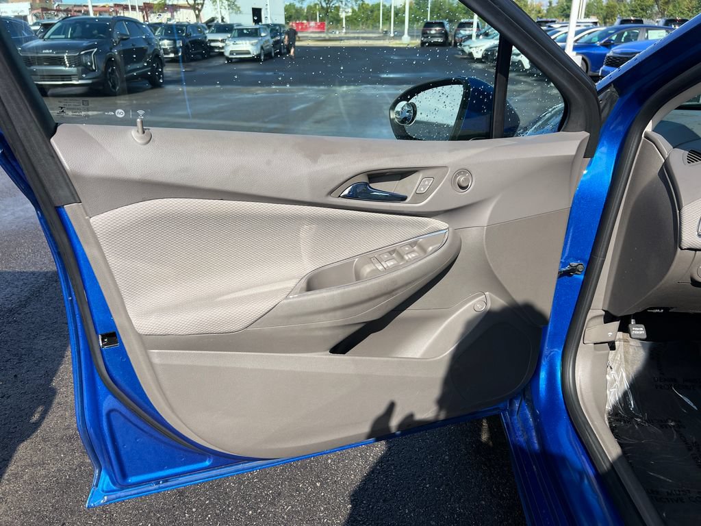 Used 2017 Chevrolet Cruze LT w/ RS Package FWD image 9