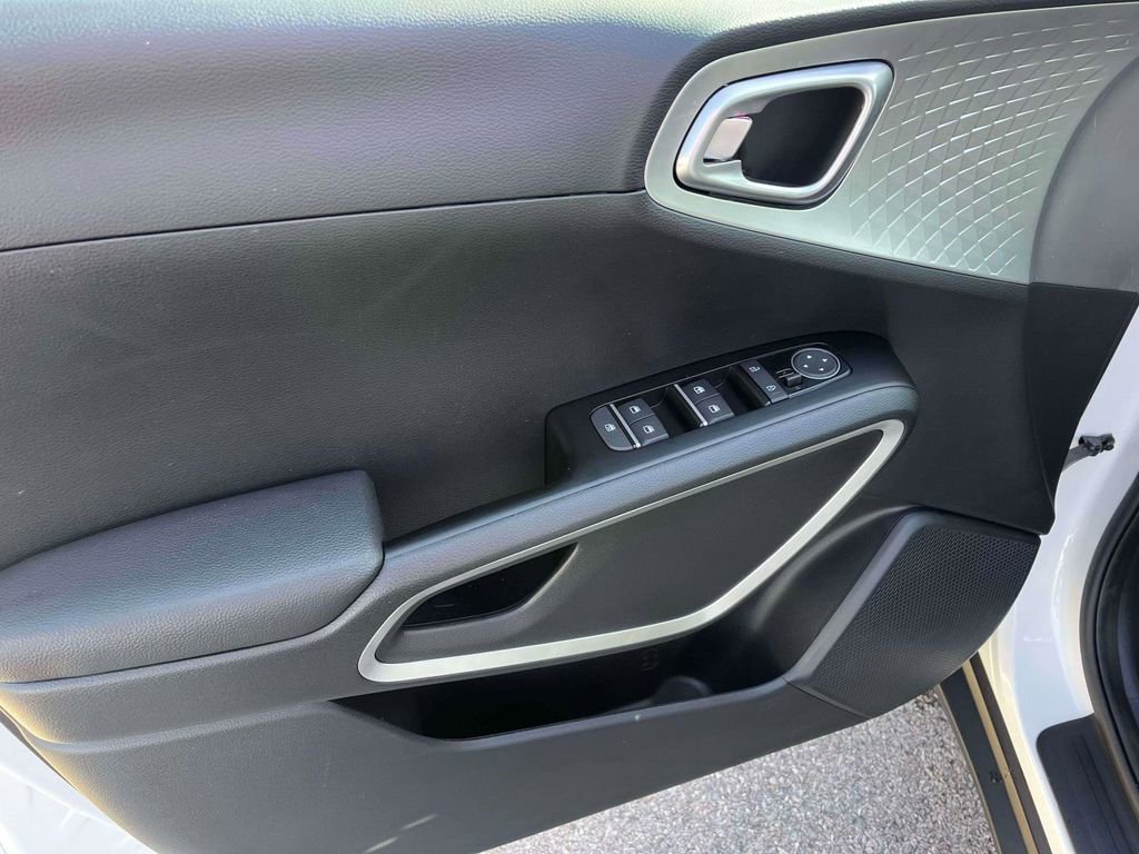 Certified 2025 Kia Soul LX w/ LX Technology Package image 13